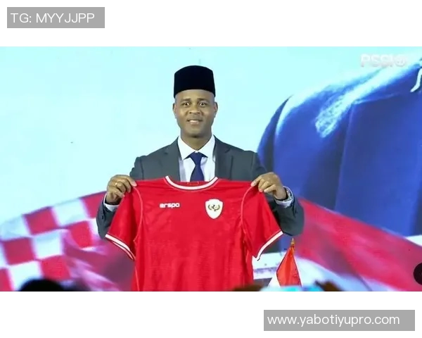 印尼主帅克鲁伊维特赛后情绪失控怒砸椅子眼眶泛红引发关注