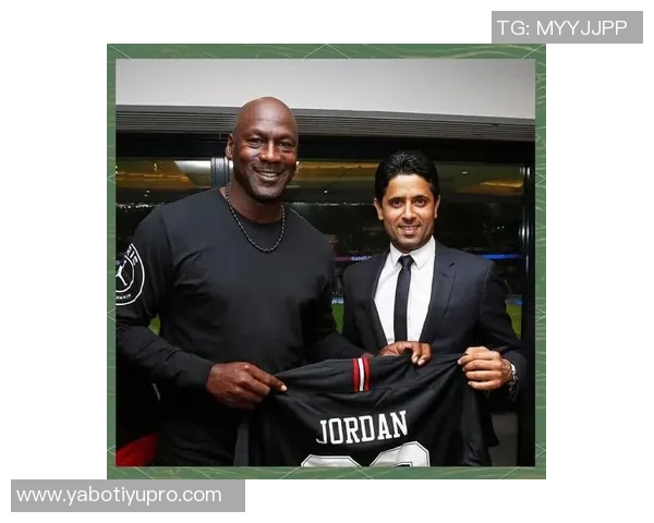 巴黎新赛季第四款球衣发布黑色主调搭配炭灰与玫瑰色渐变设计